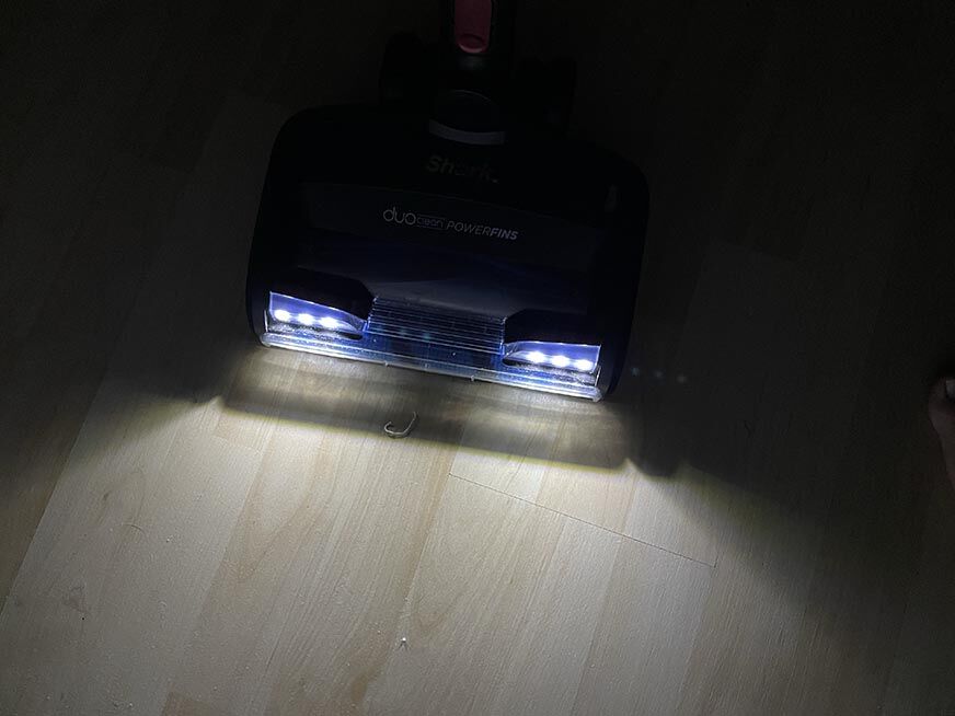 Man sieht den Shark Anti Hair Wrap Flexology mit seinen LED-Leuchten in der Dunkelheit. 